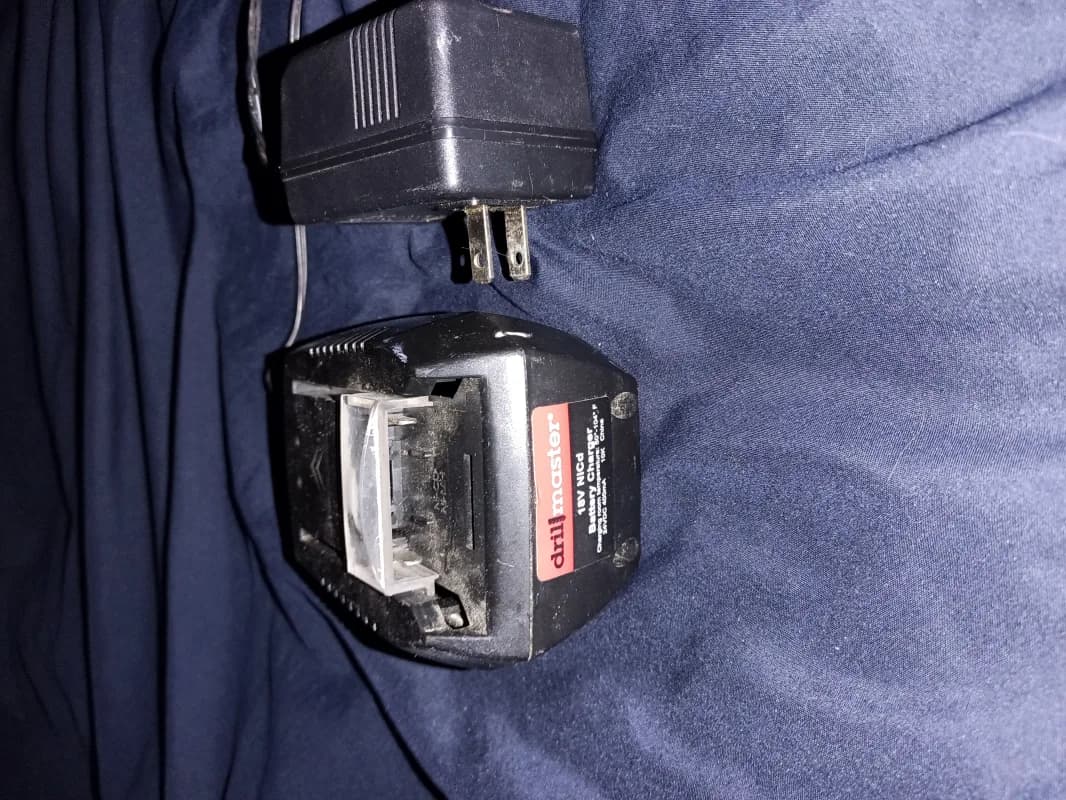 3/8" Cordless 18V Drill W / battery and Charger — photo 2 of 3