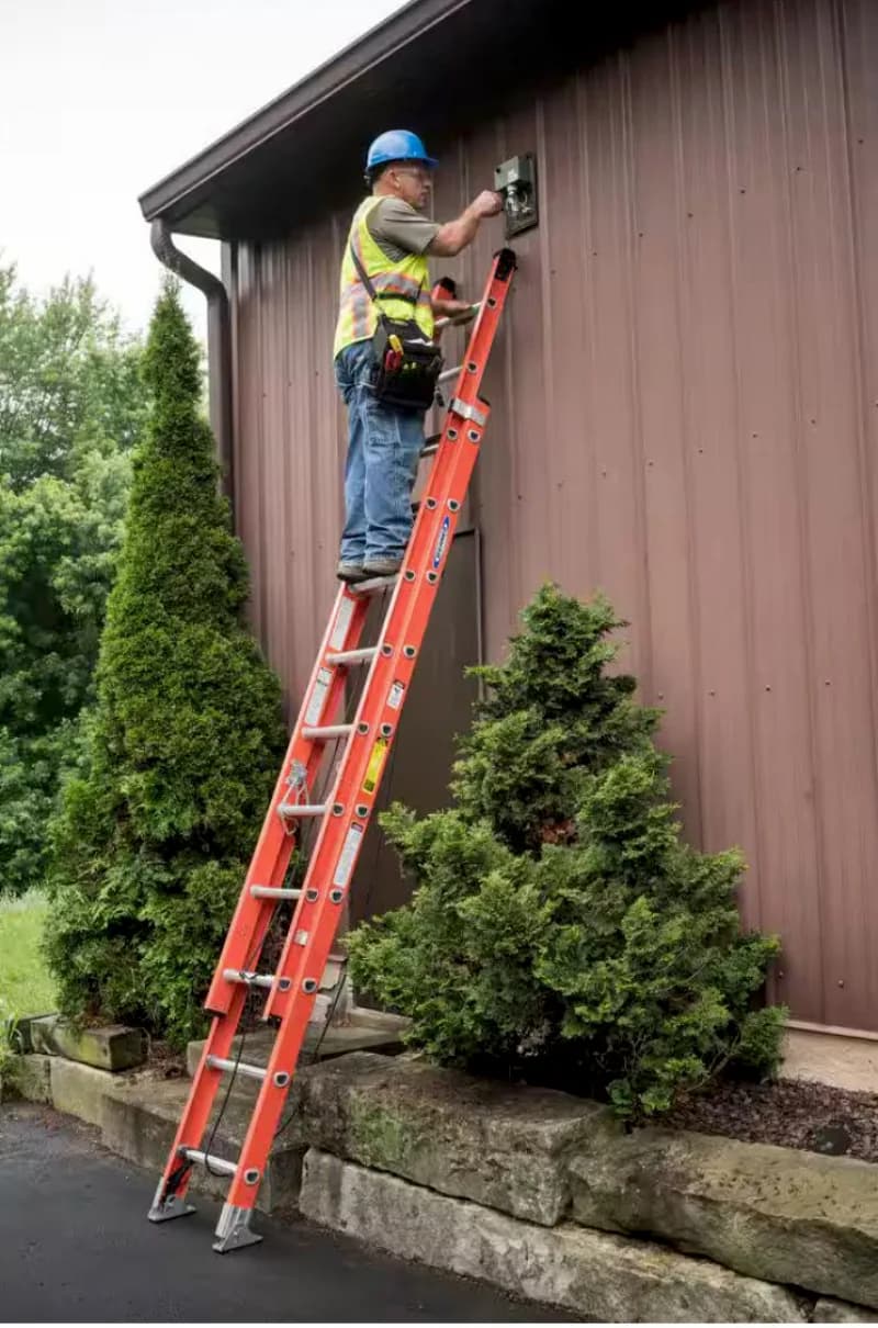 32’ Extension Ladder — photo 2 of 3