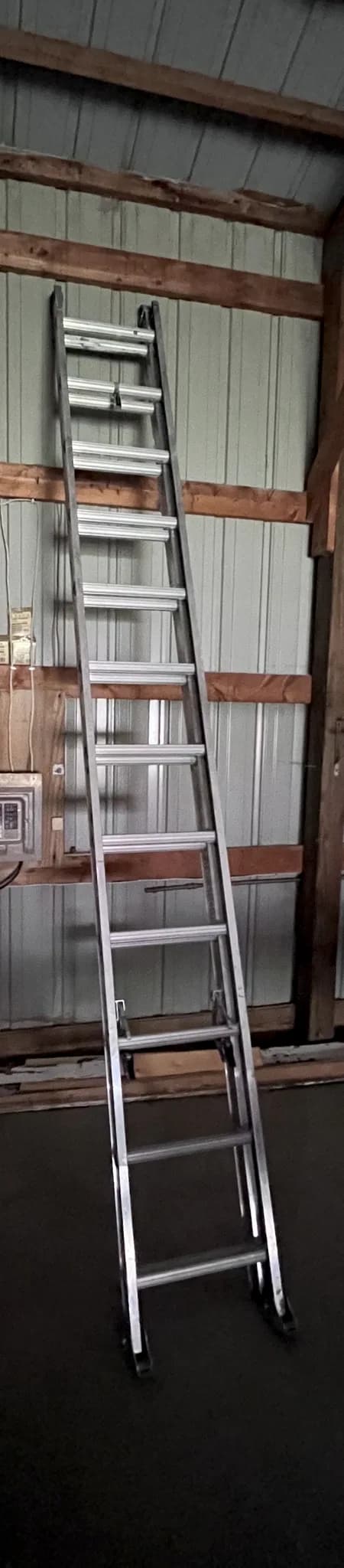24’ extension ladder — photo 2 of 3