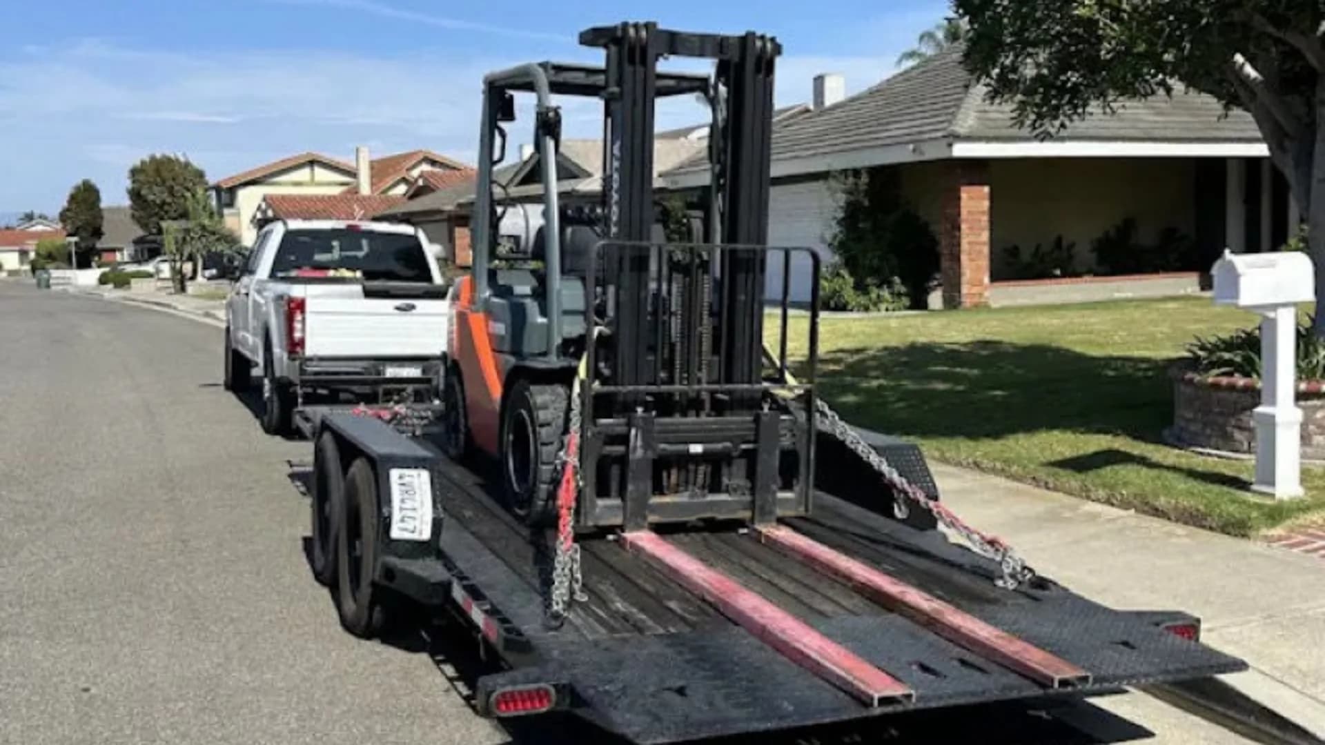 5000 Pound Toyota Forklift — photo 3 of 3