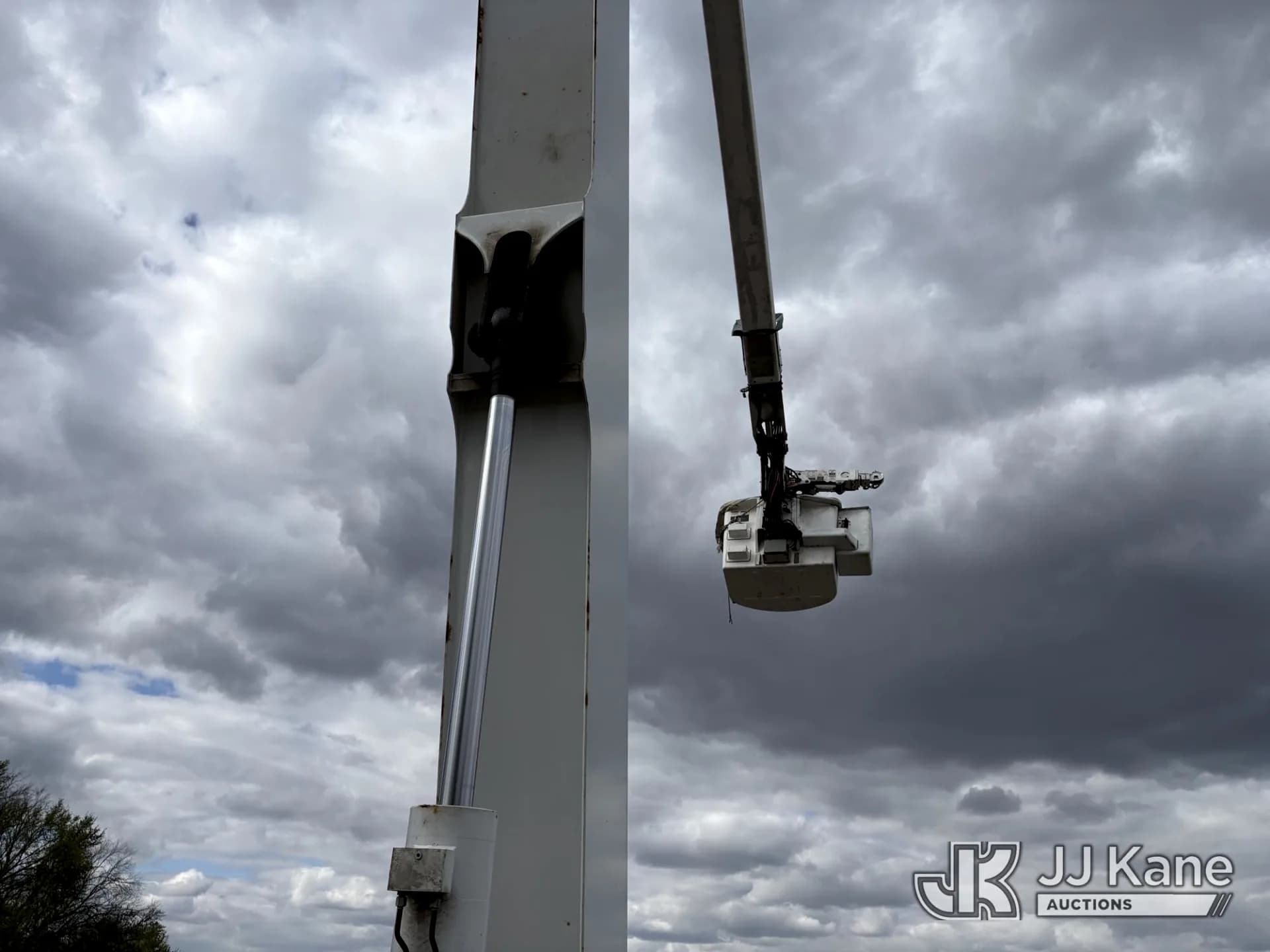 Prinoth GT3000 Crawler Carrier with Altec AH125 Bucket Lift Transmission Line Repair — photo 18 of 23