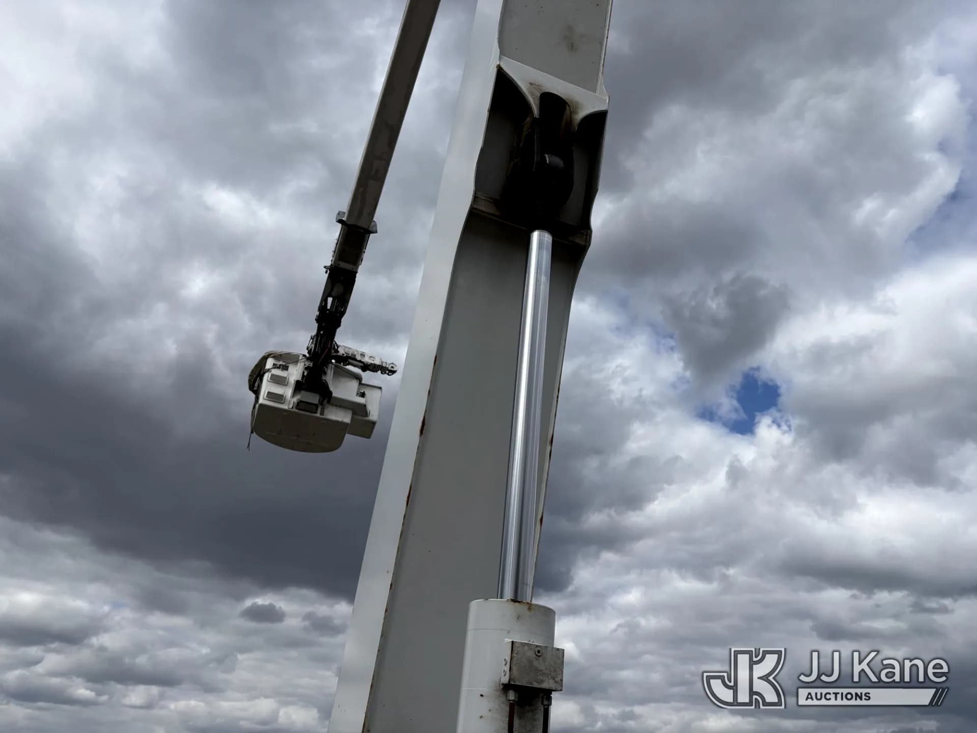 Prinoth GT3000 Crawler Carrier with Altec AH125 Bucket Lift Transmission Line Repair — photo 16 of 23