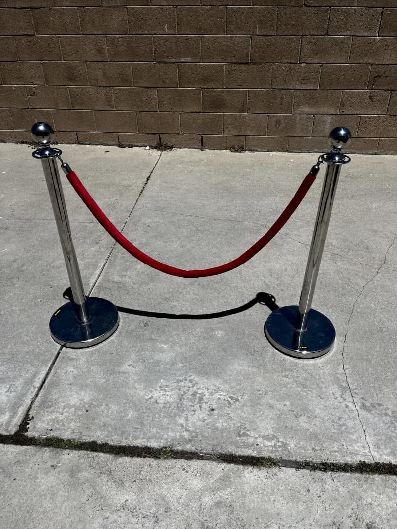 crowd control Red velvet ropes — photo 2 of 3