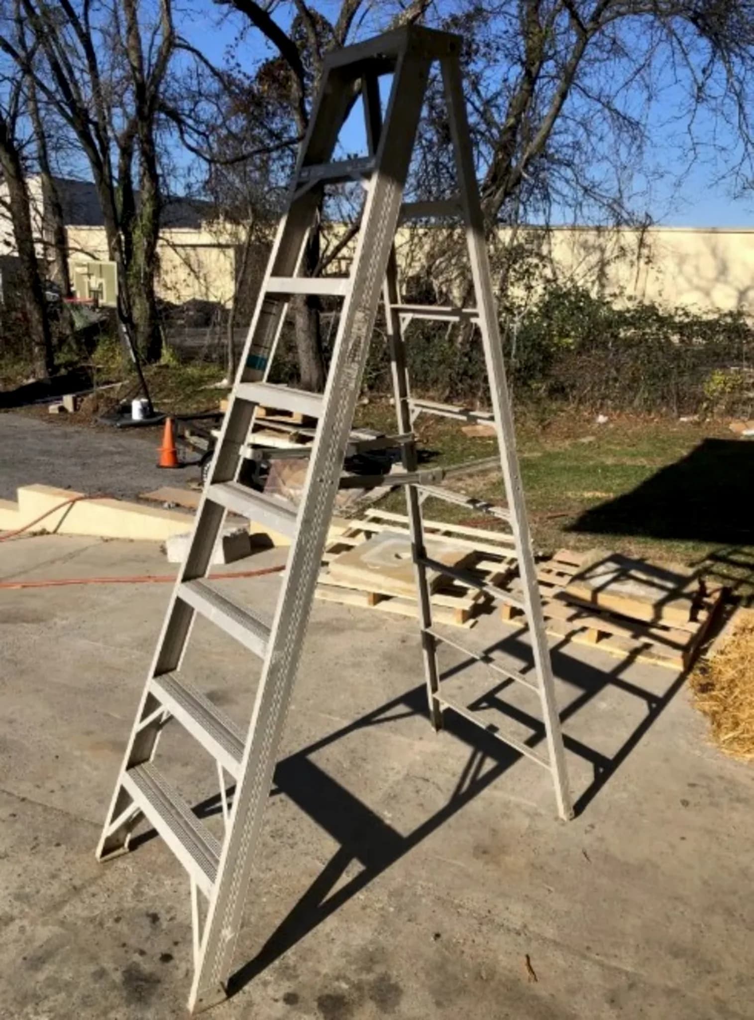 8ft Aluminum Ladder — photo 3 of 3