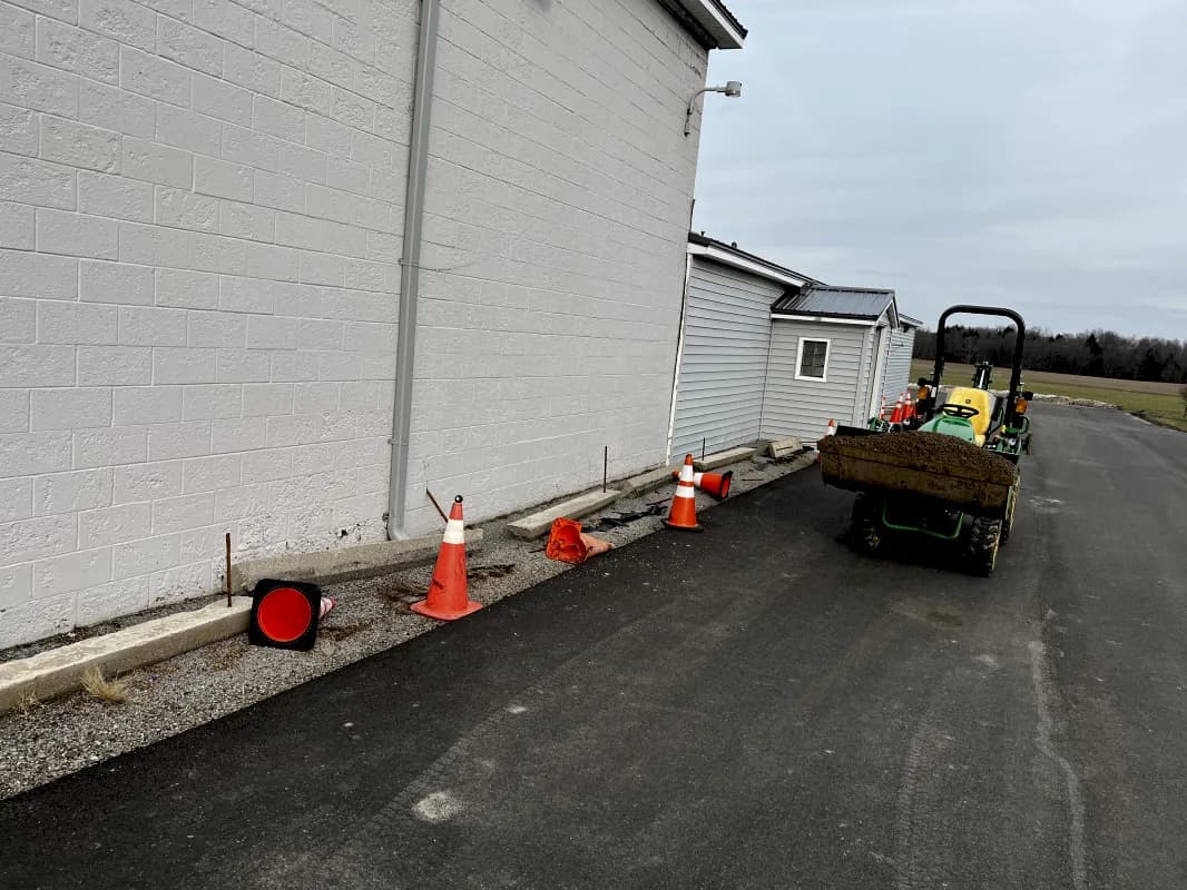 John Deere 2025R — photo 3 of 3