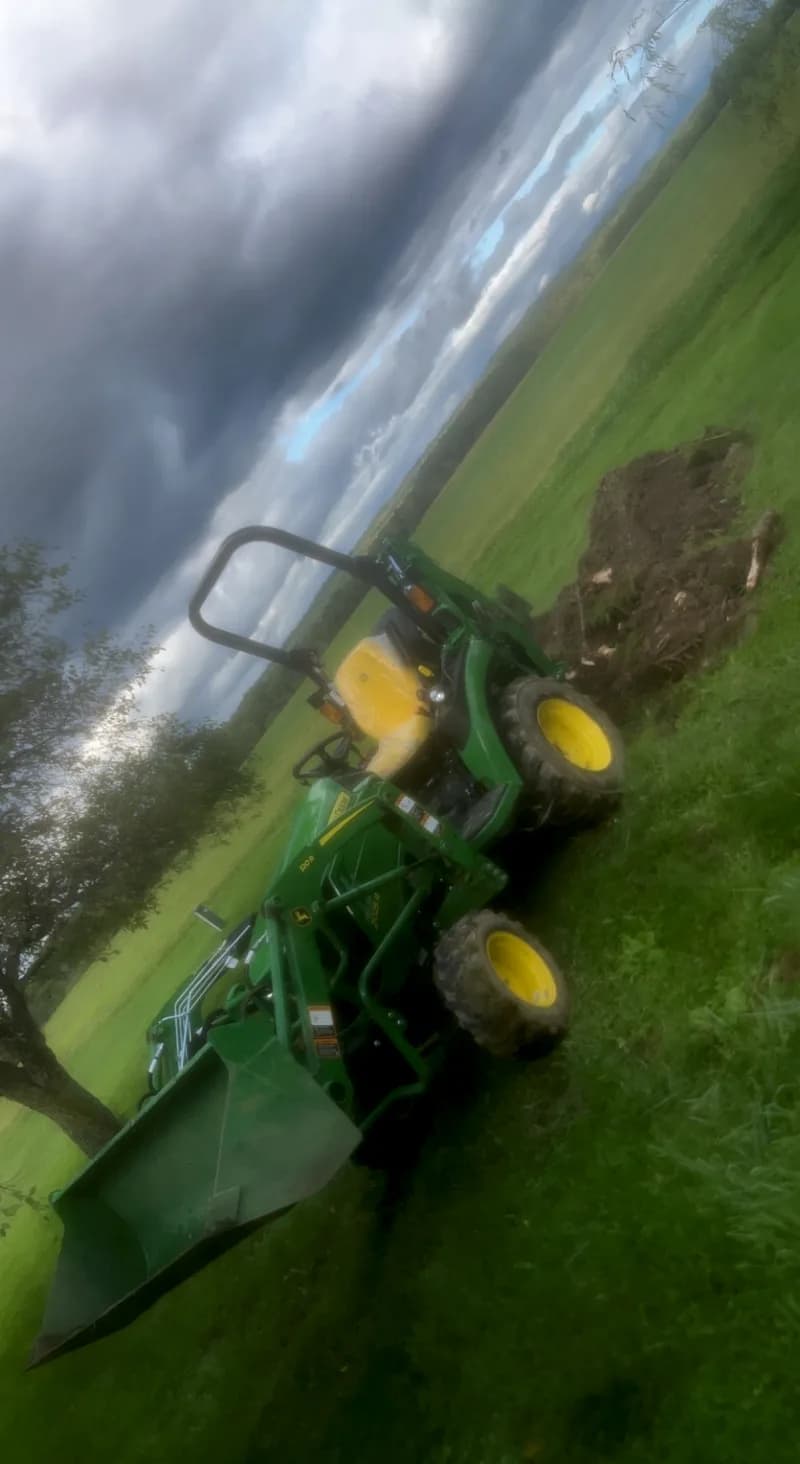 John Deere 2025R — photo 2 of 3