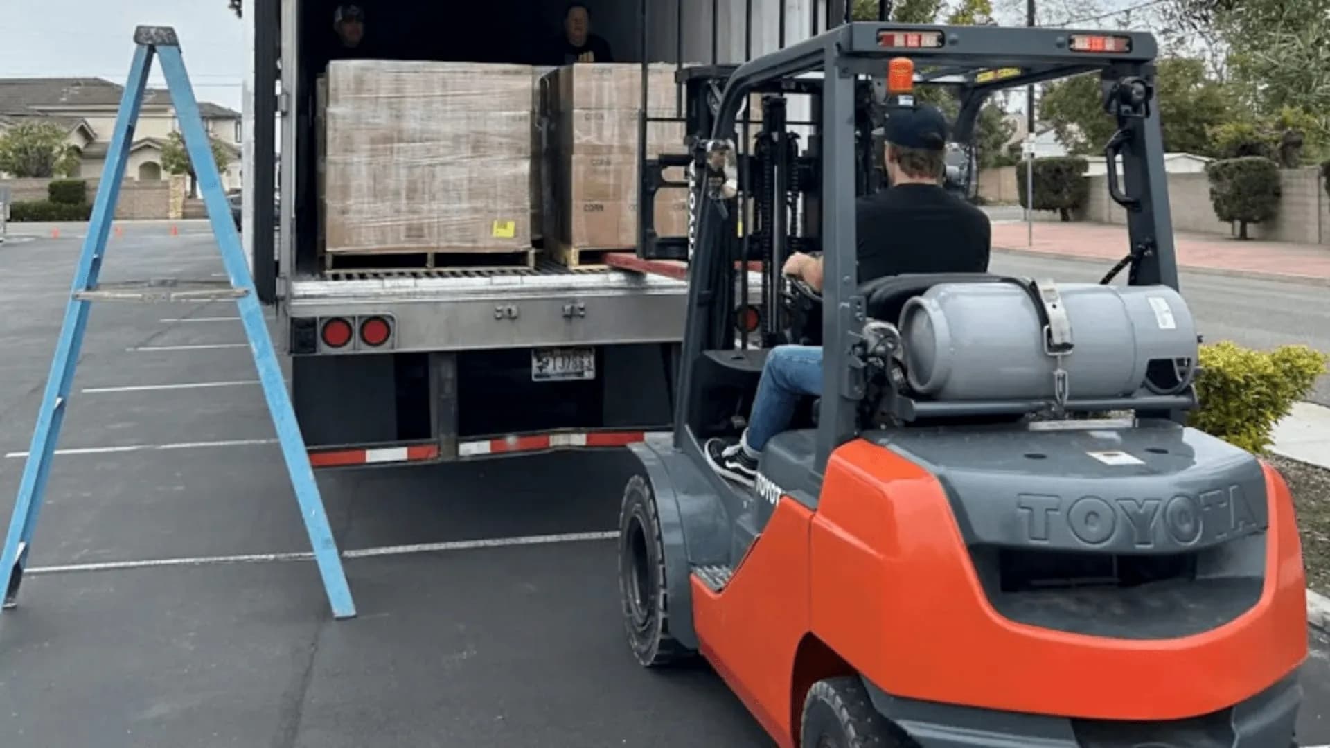 5000 Pound Toyota Forklift — photo 3 of 5