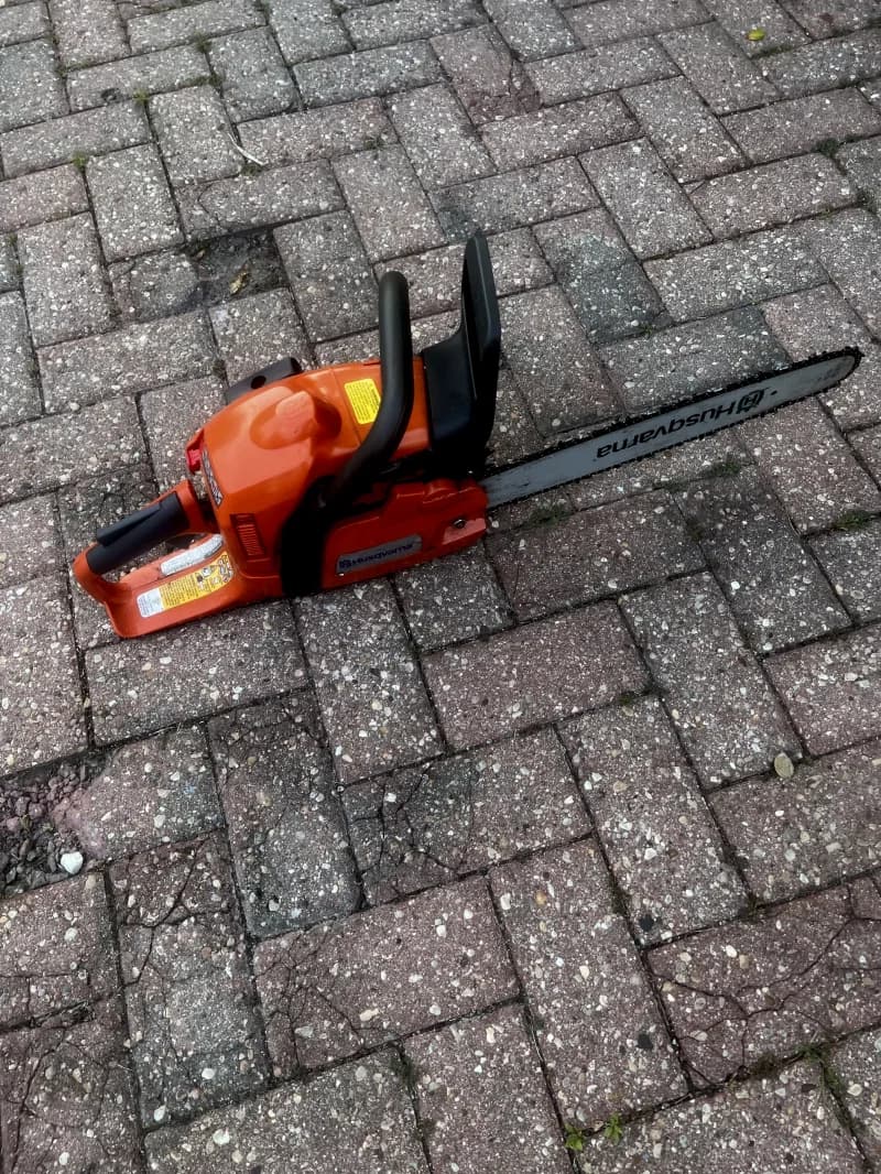 chainsaw — photo 2 of 3
