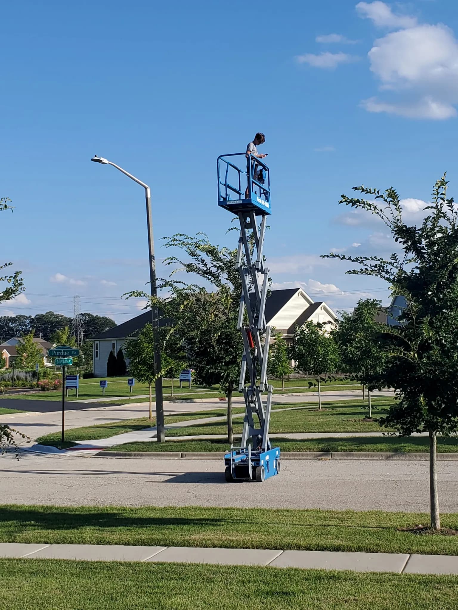 Electric Scissor Lift — photo 3 of 3