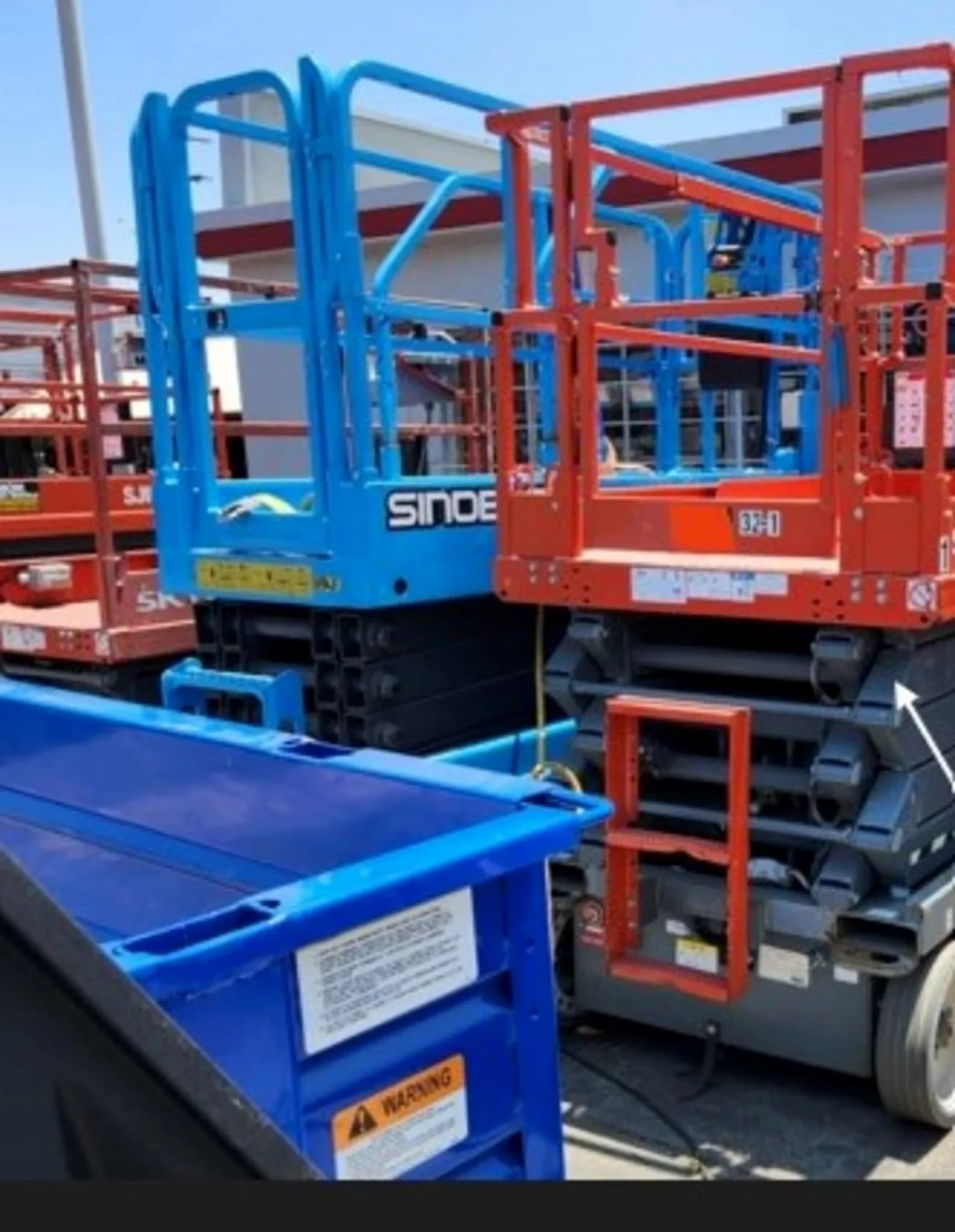 32' Scissor Lift — photo 2 of 2