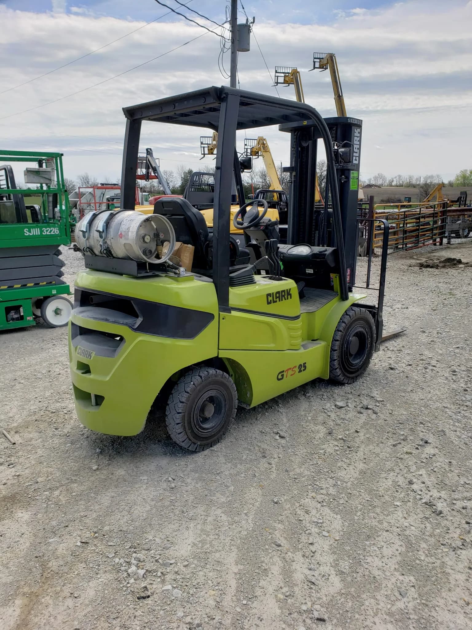 Clark GTS25 Forklift — photo 3 of 5