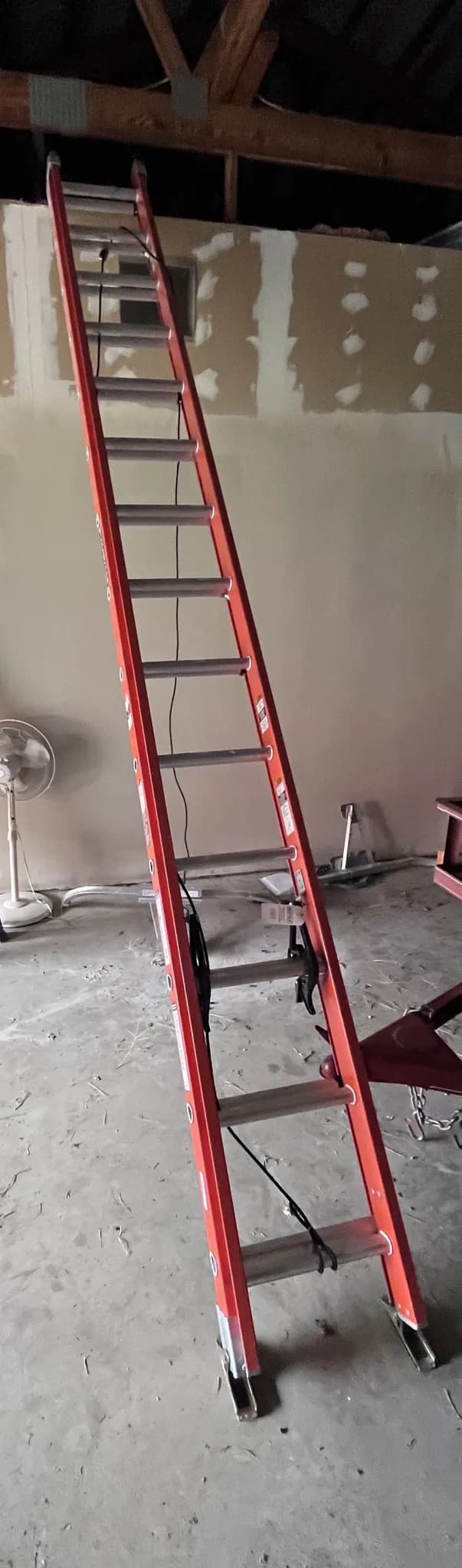 28’ extension ladder — photo 2 of 3