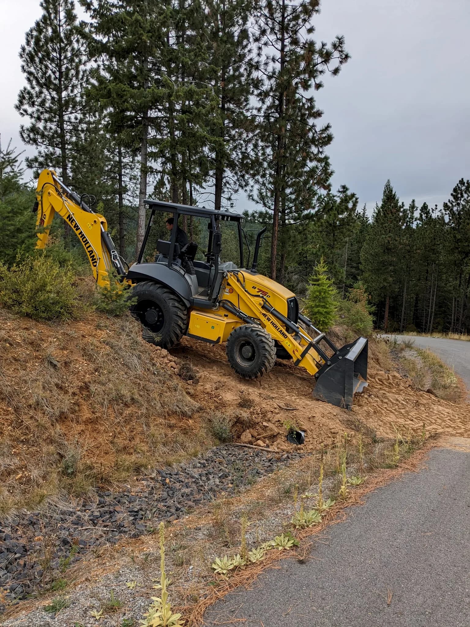 New Holland Backhoe Loader — photo 2 of 2