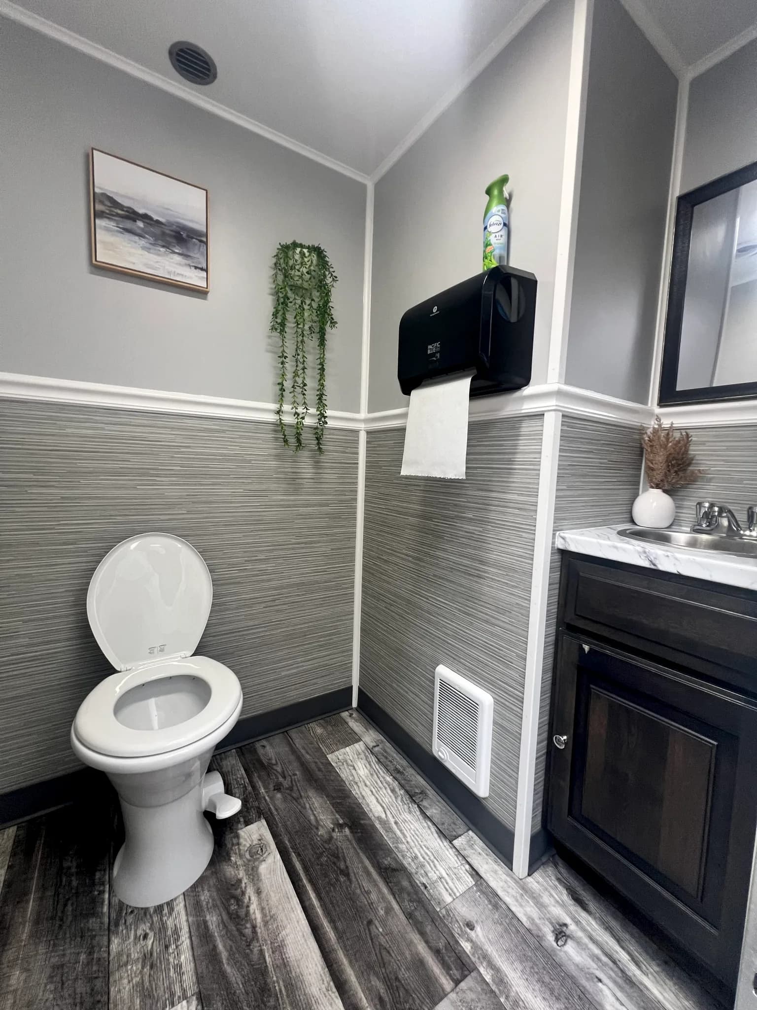 4 Stall Restroom Trailer — photo 3 of 6