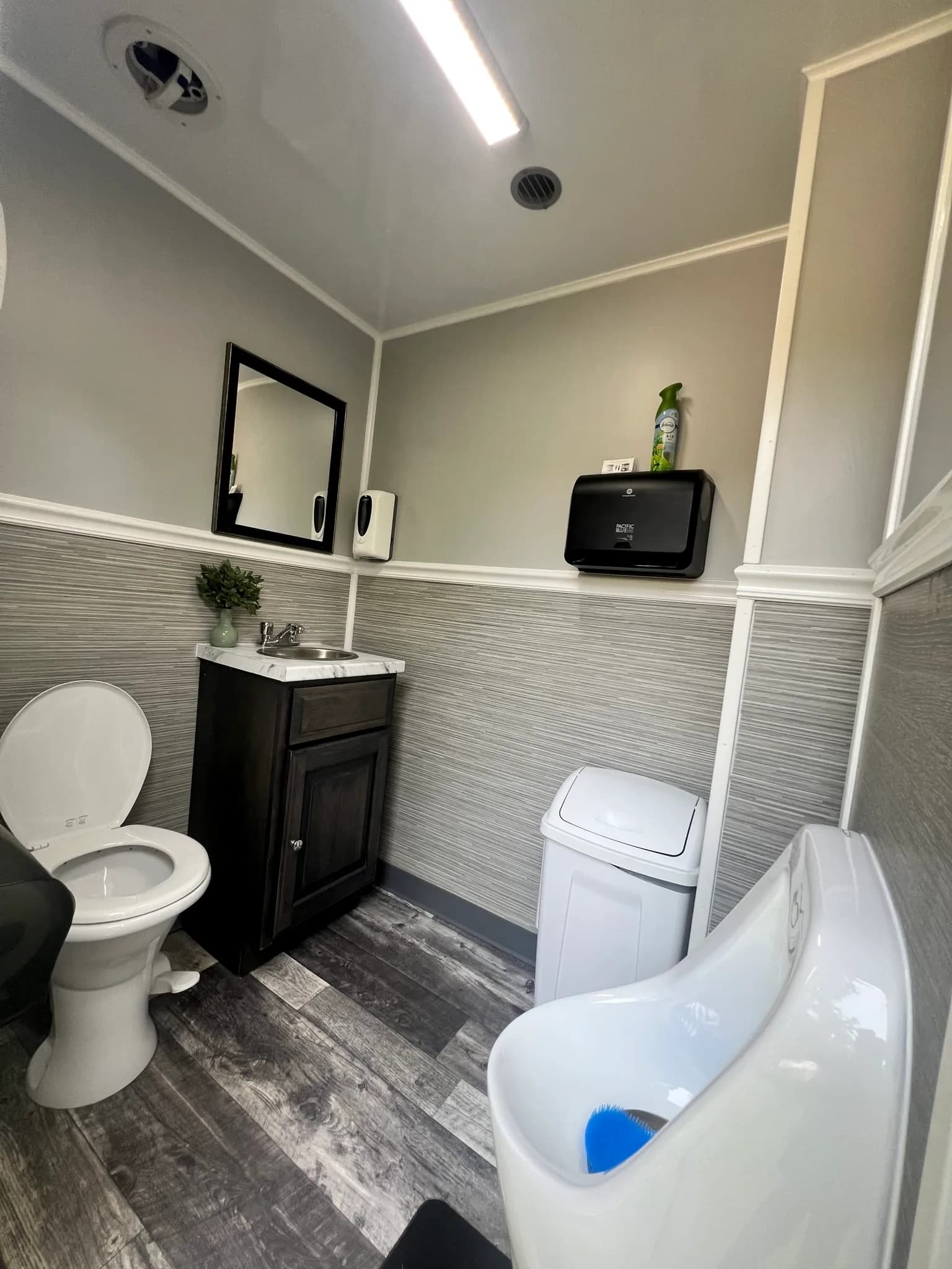4 Stall Restroom Trailer — photo 4 of 6