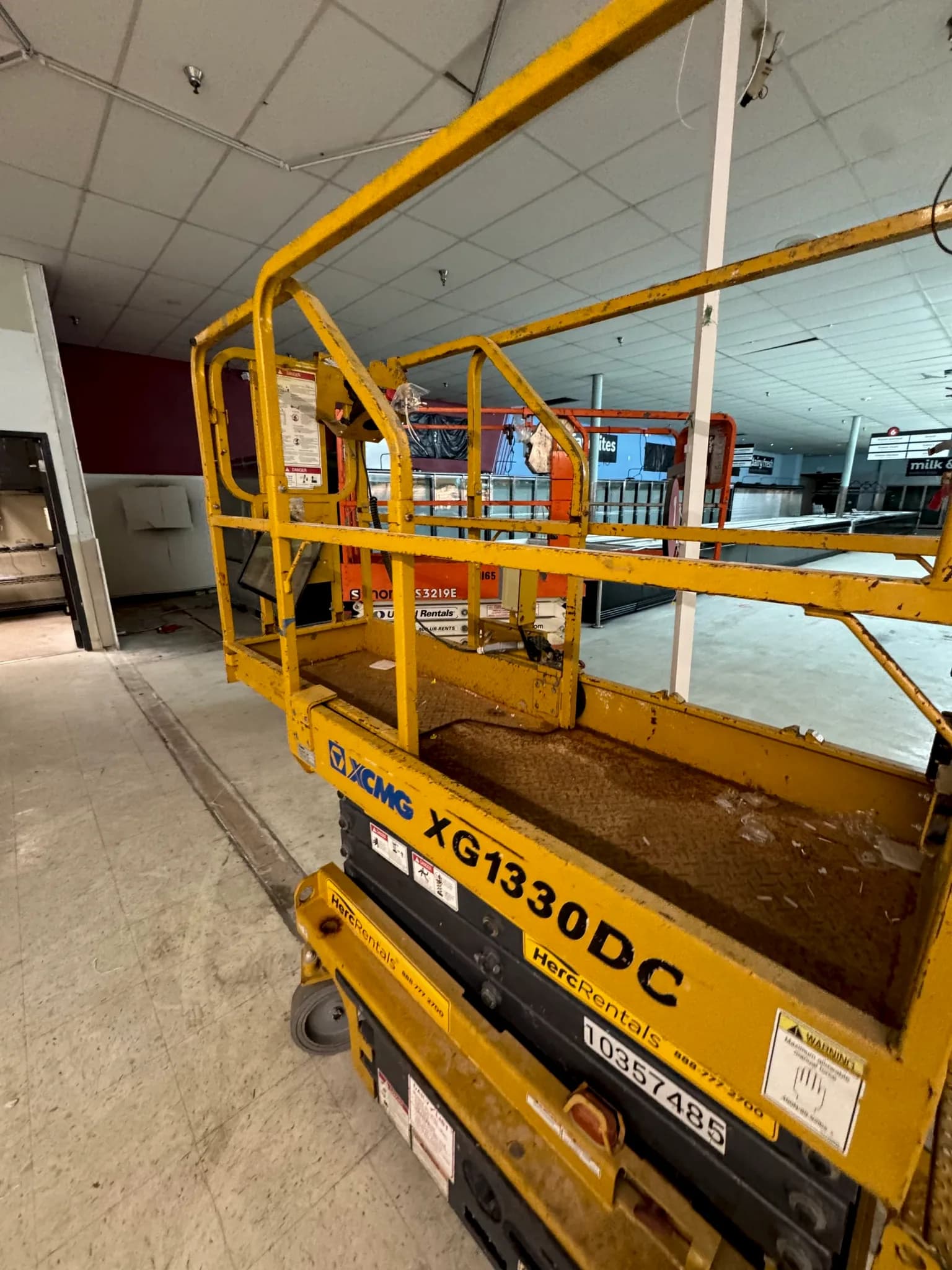 Electric Scissor Lift — photo 4 of 5