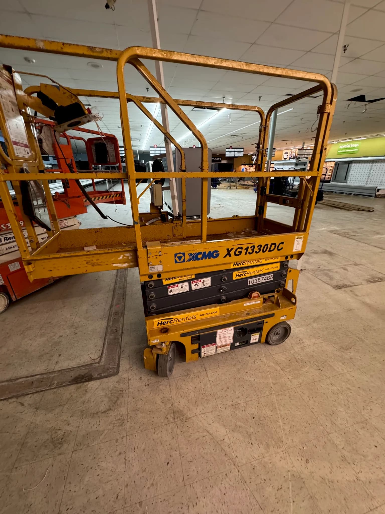 Electric Scissor Lift — photo 3 of 5