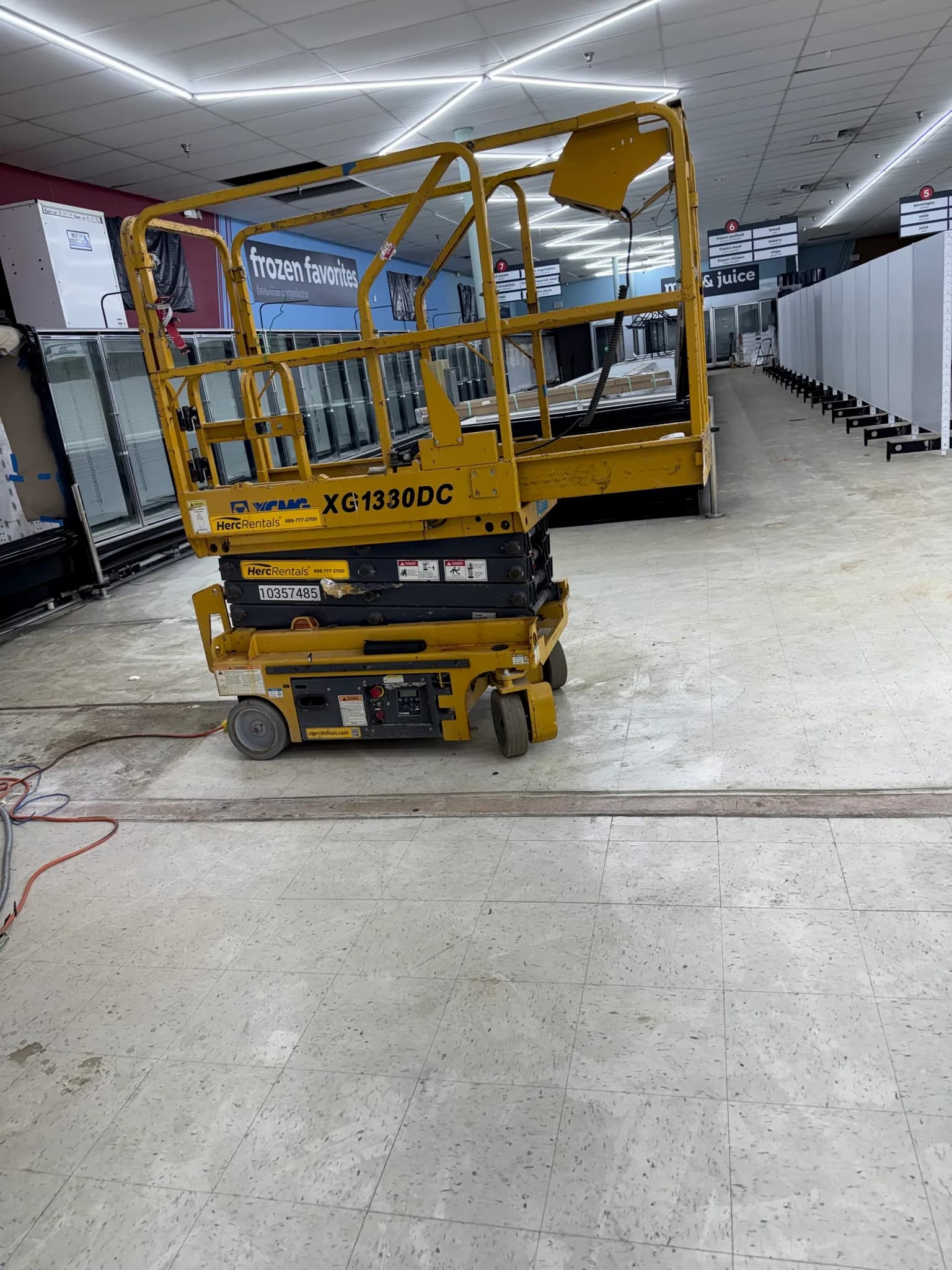 Electric Scissor Lift — photo 5 of 5