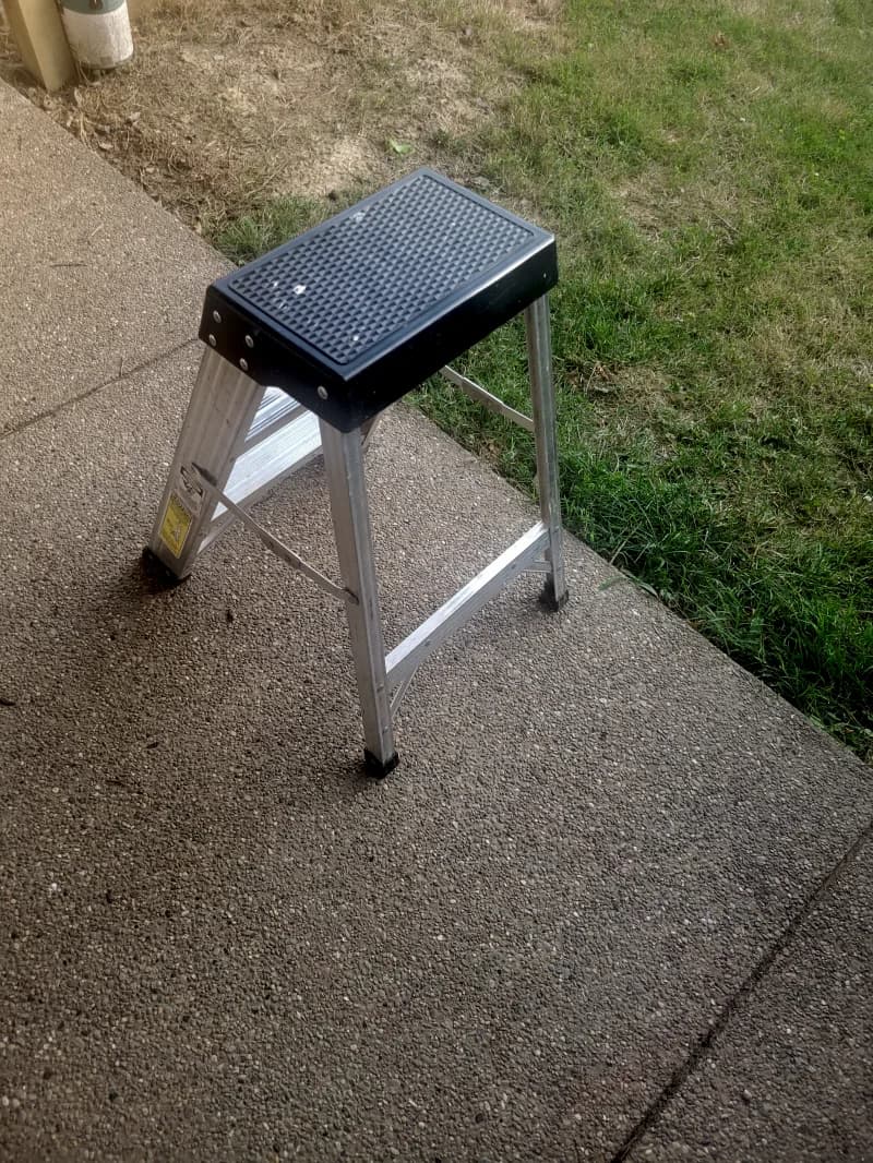 24 inch step ladder — photo 3 of 3