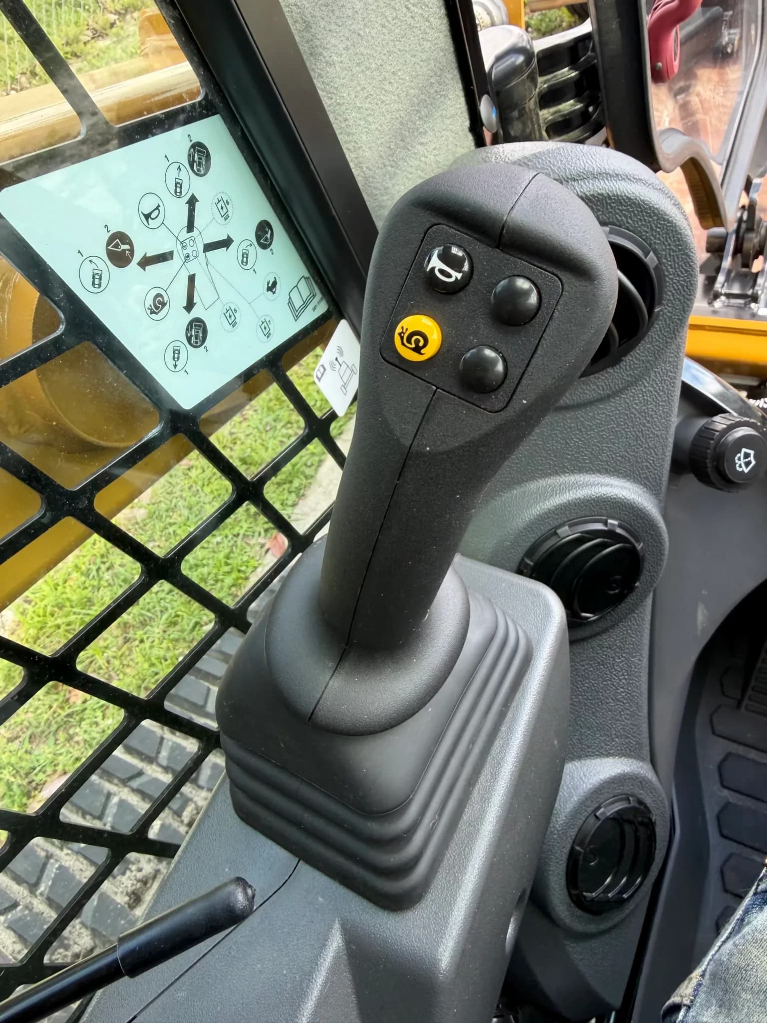 Skid Steer Loader — photo 3 of 9